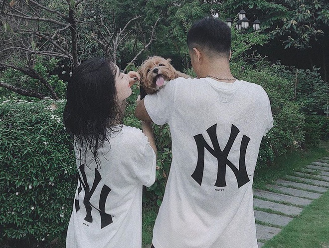 Hot girl Bắc Giang có tin đồn yêu tiền đạo Hà Đức Chinh từ tháng 11/2018 sau bức ảnh cả hai nắm tay nhau trong buổi đi chơi cùng hội cầu thủ. Đến đầu tháng 7 năm nay, cầu thủ quê Phú Thọ chính thức công khai hẹn hò Hà Trang khi đăng ảnh và gắn thẻ bạn gái trên trang cá nhân. Sau khi thừa nhận yêu nhau, đôi này nhận được nhiều lời khen đẹp đôi, chúc hạnh phúc từ bạn bè, dân mạng.