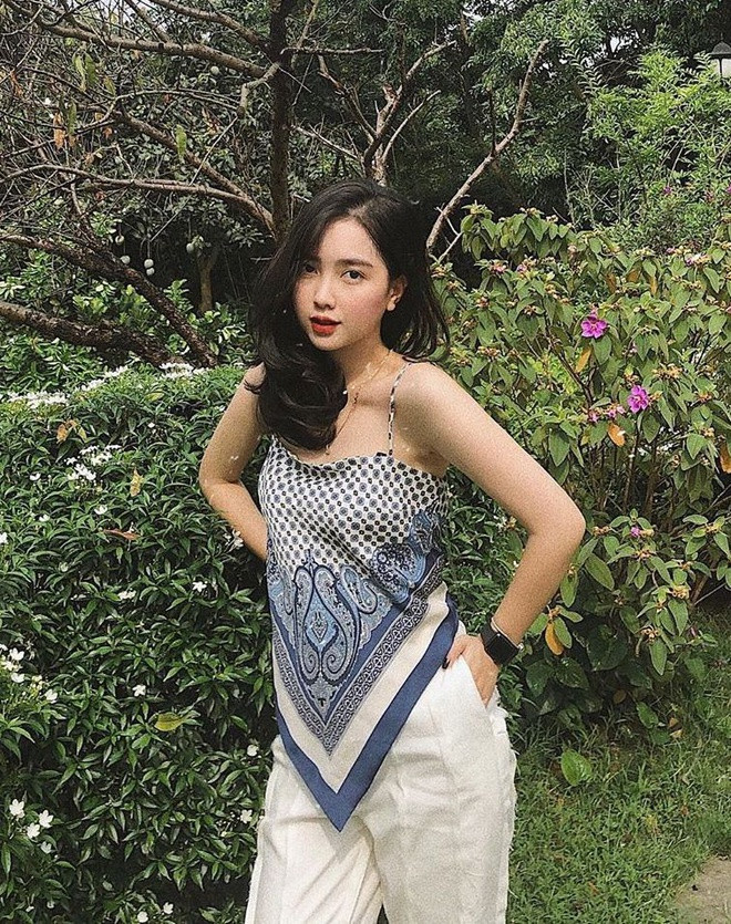 Ngoài việc sở hữu vóc dáng cân đối và gương mặt ưa nhìn, Mai Hà Trang còn được xem là cô gái có gout thời trang ổn định trong dàn WAGs Việt. Trên trang cá nhân, 9X thường đăng ảnh khoe hình thể chuẩn được nhiều người khen ngợi. Ngoài ra, bạn gái Đức Chinh còn nhiều lần được fan thích thú, người yêu gọi là hoạ sĩ khi khoe những bức ảnh tự vẽ tặng cho tiền đạo quê phú Thọ.