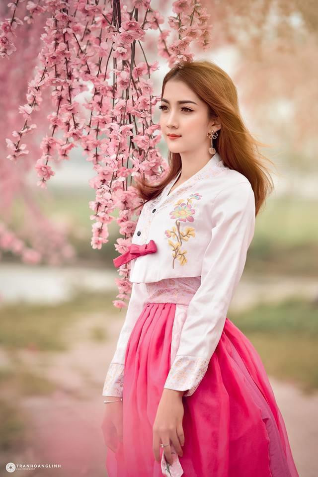 Tuy nhiên, 9X từng chia sẻ chưa có ý định làm mẫu lookbook chuyên nghiệp hay tham gia các cuộc thi nhan sắc. Sau khi tốt nghiệp ĐH Thương mại, Nguyễn Dung muốn lập nghiệp và có công việc ổn định tại Hà Nội.
