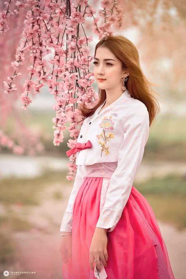 Tuy nhiên, 9X từng chia sẻ chưa có ý định làm mẫu lookbook chuyên nghiệp hay tham gia các cuộc thi nhan sắc. Sau khi tốt nghiệp ĐH Thương mại, Nguyễn Dung muốn lập nghiệp và có công việc ổn định tại Hà Nội.
