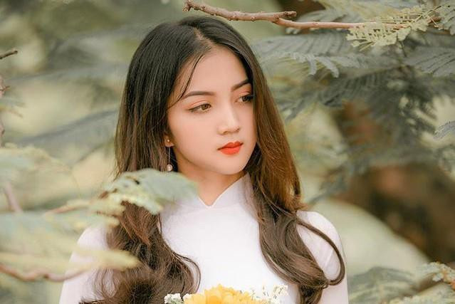 Nguyễn Thị Dung (sinh năm 1997) là cựu sinh viên ĐH Thương mại, Hà Nội. Hot girl được dân mạng chú ý khi loạt ảnh kỷ yếu chụp tại sân trường của cô lan truyền trên nhiều diễn đàn trai xinh gái đẹp. Trong bộ ảnh, Nguyễn Dung được khen có vẻ đẹp trong trẻo với đôi mắt hút ánh nhìn cùng đôi môi chúm chím.