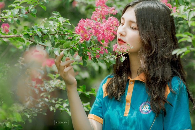 Dương Phương Thảo (sinh năm 1999) là nữ sinh bỗng nổi tiếng trên các diễn đàn mạng khi tung bộ ảnh khoe vẻ đẹp trong trẻo trong bộ đồng phục của ĐH Thương mại. Cô gái 20 tuổi được khen sở hữu nhan sắc rạng rỡ dù không trang điểm cầu kỳ. Ngoài ra, trên nhiều diễn đàn, 9X quê Bắc Giang khiến nhiều người nhầm lẫn cô là con lai.