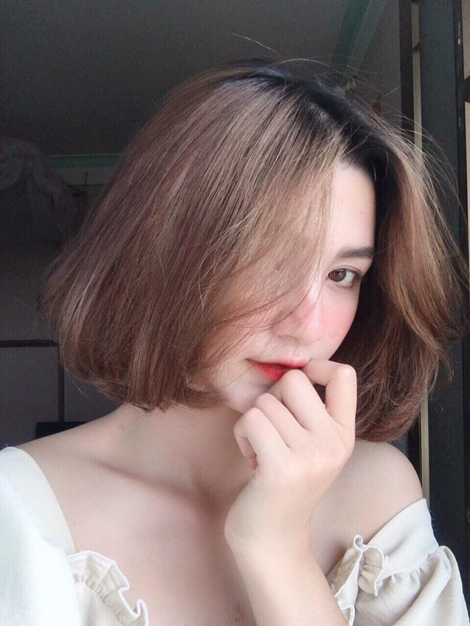 Chia sẻ với Zing.vn, Phương Thảo khẳng định mình là người Việt 100%. 9X sở hữu sống mũi cao, đôi mắt to nên thường xuyên bị nhầm lẫn. "Mình đi đâu cũng thường được mọi người hỏi có phải là lai Tây không, đặc biệt là lai Nga. Nhiều người nhận xét trông mình chẳng có nét nào giống người Việt cả", Thảo nói. Ngoài ra, trong những bức ảnh đăng trên trang cá nhân, nữ sinh ĐH Thương mại được khen sở hữu góc nghiêng "chuẩn chỉnh" không thua hot girl nào.