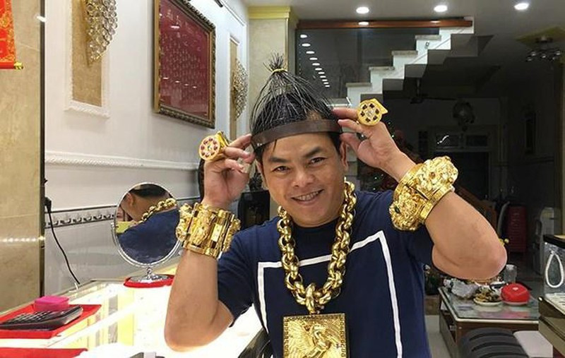 Em trai Phúc XO trữ “hàng nóng” đầy nhà: Mua ở đâu? Em trai Phuc XO tru “hang nong” day nha: Mua o dau?