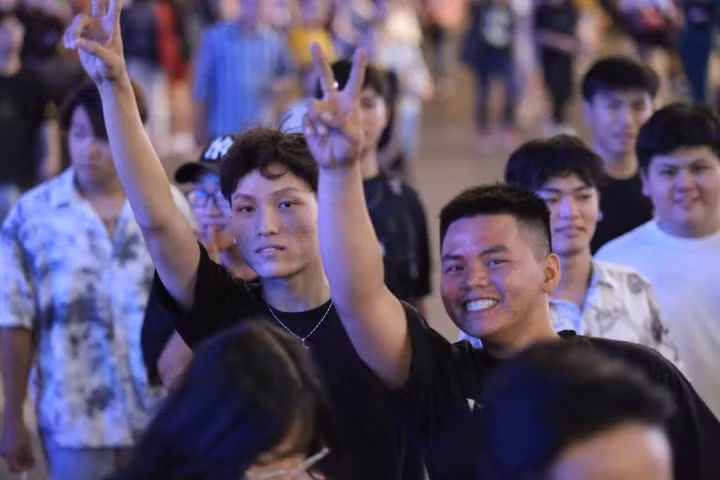 Nhiều bạn trẻ thích thú check in cùng bạn bè, chờ đón màn đếm ngược chờ thời khắc bước sang năm mới 2020 trong những màn pháo hoa rực rỡ.