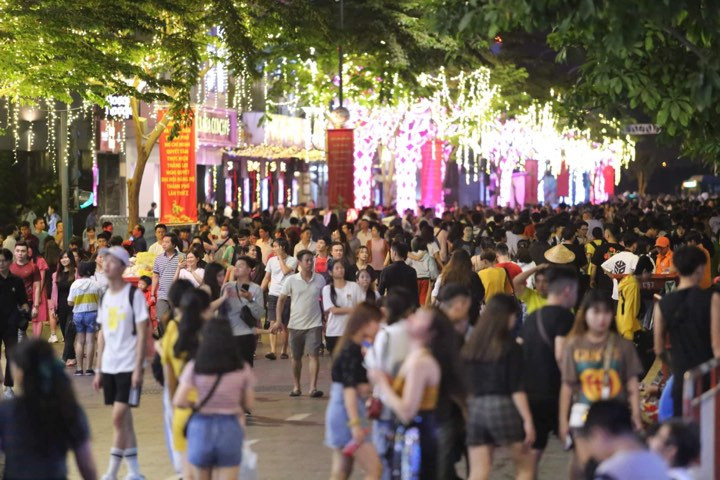 Các tuyến phố đã chật kín người.