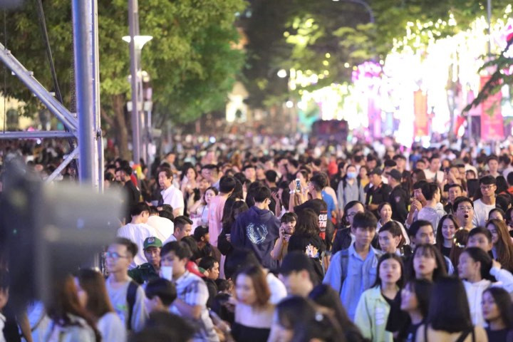 Các tuyến phố đang ngày càng trật kín. Nhiều nước trên Thế giới chào đón năm mới 2020. (Nguồn: VTC14)