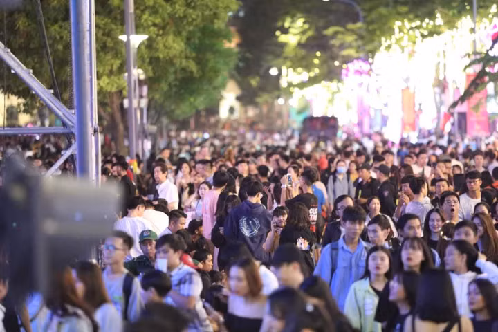 Các tuyến phố đang ngày càng trật kín. Nhiều nước trên Thế giới chào đón năm mới 2020. (Nguồn: VTC14)