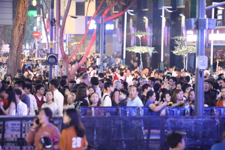 Để đảm bảo an toàn an ninh trật tự và cho người dân xem pháo hoa, đón năm mới 2020 Phòng CSGT TP.HCM huy động 1.400 CSGT và tăng cường 500 cảnh sát từ đơn vị khác nhau.