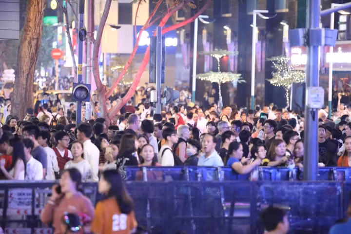 Để đảm bảo an toàn an ninh trật tự và cho người dân xem pháo hoa, đón năm mới 2020 Phòng CSGT TP.HCM huy động 1.400 CSGT và tăng cường 500 cảnh sát từ đơn vị khác nhau.