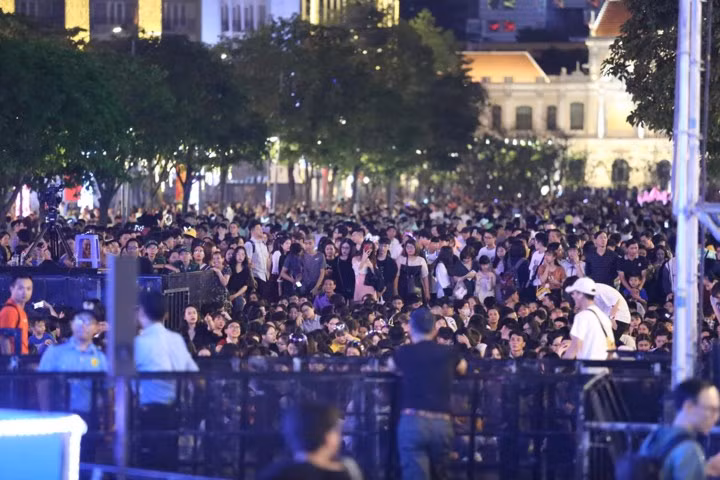 Giới trẻ háo hức chờ đón chương trình ca nhạc giải trí đếm ngược chào ón năm mới 2020 ở phố đi bộ Nguyễn Huệ.