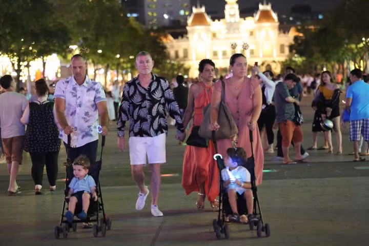 Du khách nước ngoài cũng háo hức hoà cùng người dân Sài Gòn trong thời khắc chuẩn bị đón năm mới 2020.