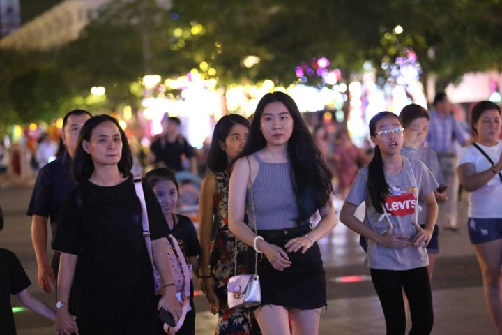 Nhiều gia đình cùng nhau ra đường đón năm mới.