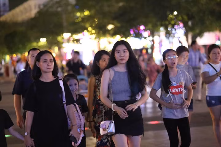 Nhiều gia đình cùng nhau ra đường đón năm mới.