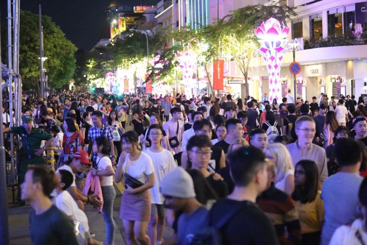 Càng về muộn số lượng người đổ ra nơi đây càng đông hơn.