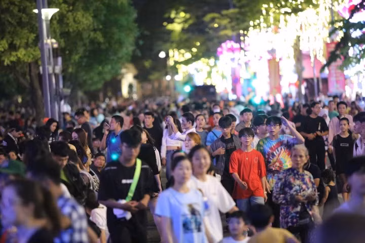 Khoảng 19h tối nay (31/12), hàng ngàn người dân đổ về khu vực trung tâm TP HCM vui chơi cùng nhau tận hưởng những giờ phút cuối cùng của năm cũ bên bạn bè và người thân, chờ đón giao thừa trong không khí tưng bừng, háo hức.