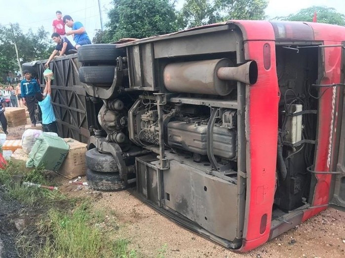  20. Tránh xe đi ngược chiều, ô tô khách lật ngang giữa đường: khoảng 5h30 sáng 9/9, tài xế Bùi Vạn Cường (SN 1975, trú tại huyện Krông Búk, tỉnh Đắk Lắk) điều khiển xe khách mang BKS 47B-014.90 lưu thông trên đường Hồ Chí Minh theo hướng Gia Lai đi Đắk Lắk, khi đi đến đoạn qua địa bàn cầu 110, huyện Ea Hleo, tỉnh Đắk Lắk do tránh một xe tải đi ngược chiều, xe bị mất thăng bằng rồi lật nghiêng giữa đường. Hậu quả, vụ tai nạn khiến xe bị hư hỏng nặng, 3 hành khách trên xe bị thương. (Ảnh: Zing) 