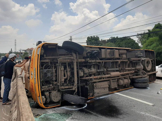 Trước đó, này 18/8, cũng trên quốc lộ 13 (cách vị trí tai nạn trên gần đến 10km), chiếc xe khách Thảo Linh biển số 51B 20307 này đã nổ lốp, văng bánh xe, chiếc xe sau đó lật ngửa khiến khoảng 10 hành khách phải nhập viện. (Ảnh: Nld)