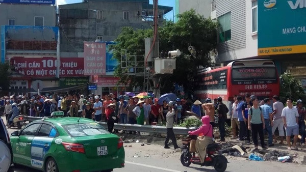  18. Xe khách gây tai nạn liên hoàn, 5 người thương vong: Khoảng 9h20 sáng 27/7, một xe khách mang BKS: 14B - 019.29 chạy tuyến Vân Đồn - Mỹ Đình lưu thông hướng từ cầu Bãi Cháy đi Trần Hưng Đạo bất ngờ bị mất lái lao qua làn đường đối diện đâm hàng loạt xe máy trên đường, rồi lao lên vỉa hè, đâm vào một số phương tiện đang đỗ phía trước Bưu cục Trần Hưng Đạo (TP. Hạ Long) mới dừng lại. (Ảnh: ATGT)