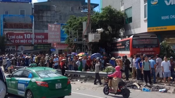  18. Xe khách gây tai nạn liên hoàn, 5 người thương vong: Khoảng 9h20 sáng 27/7, một xe khách mang BKS: 14B - 019.29 chạy tuyến Vân Đồn - Mỹ Đình lưu thông hướng từ cầu Bãi Cháy đi Trần Hưng Đạo bất ngờ bị mất lái lao qua làn đường đối diện đâm hàng loạt xe máy trên đường, rồi lao lên vỉa hè, đâm vào một số phương tiện đang đỗ phía trước Bưu cục Trần Hưng Đạo (TP. Hạ Long) mới dừng lại. (Ảnh: ATGT)