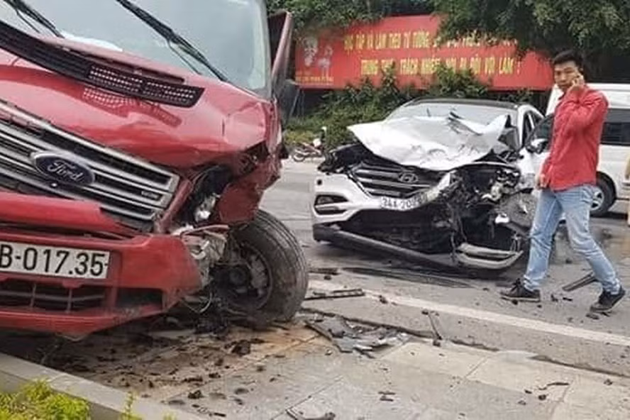 Hâu quả, vụ tai nạn khiến 2 mẹ con đi xe máy và lái xe Tucson bị thương. Chiếc xe Tucson và Limousine Phúc Xuyên bị hư hỏng nặng. (Ảnh: CAQN)