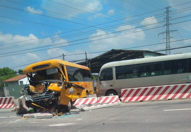  22. Xe khách tông nát dải phân cách quốc lộ 13, hàng chục hành khách hoảng loạn: Khoảng 11h30 ngày 5/11, tài xế Hồ Văn Hoàng (37 tuổi, quê Bình Phước) lái xe khách Thảo Linh (BKS 51B - 20307) chạy hướng Bình Dương đi Bình Phước đã va chạm với 1 xe tải (chưa rõ người điều khiển) chạy cùng chiều trên đường quốc lộ 13 (đoạn qua Bến Cát, tỉnh Bình Dương, sau khi xảy ra va chạm, một xe khách khác (chạy cùng chiều) từ phía sau lao tới húc vào đuôi xe khách Thảo Linh. (Ảnh: Nld)