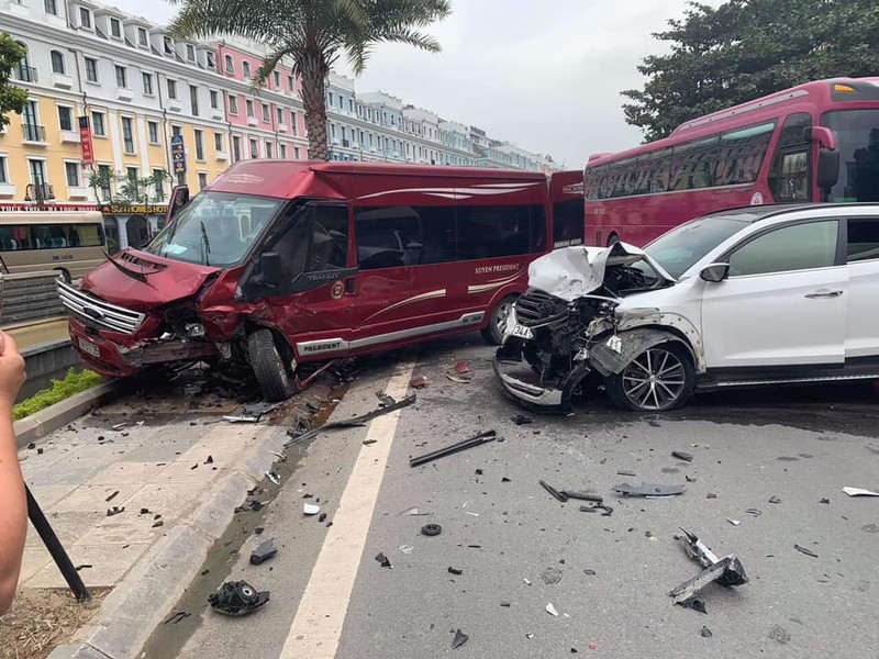  23. Xe Tucson lấn làn gây tai nạn liên hoàn, 3 người bị thương: khoảng 15h ngày 1/12, một xe ô tô Tucson BKS 34A - 208.87 di chuyển trên đường Hạ Long theo hướng đi từ Bãi Cháy về Cái Dăm, khi đi tới đoạn gần cây xăng Bãi Cháy trên đường Bãi Cháy (thuộc phường Bãi Cháy, TP. Hạ Long, tỉnh Quảng Ninh) bất ngờ va chạm với xe bán tải chạy ngược chiều. Chưa dừng lại, chiếc xe BKS 34A - 208.87 va chạm tiếp vào xe máy do một người phụ nữ chở con nhỏ điều khiển, sau đó lao thẳng vào chiếc xe khách Limousine Phúc Xuyên rồi mới dừng lại. (Ảnh: Hải Ninh)