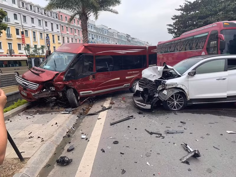  23. Xe Tucson lấn làn gây tai nạn liên hoàn, 3 người bị thương: khoảng 15h ngày 1/12, một xe ô tô Tucson BKS 34A - 208.87 di chuyển trên đường Hạ Long theo hướng đi từ Bãi Cháy về Cái Dăm, khi đi tới đoạn gần cây xăng Bãi Cháy trên đường Bãi Cháy (thuộc phường Bãi Cháy, TP. Hạ Long, tỉnh Quảng Ninh) bất ngờ va chạm với xe bán tải chạy ngược chiều. Chưa dừng lại, chiếc xe BKS 34A - 208.87 va chạm tiếp vào xe máy do một người phụ nữ chở con nhỏ điều khiển, sau đó lao thẳng vào chiếc xe khách Limousine Phúc Xuyên rồi mới dừng lại. (Ảnh: Hải Ninh)