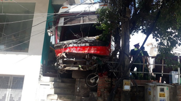 Hậu quả, vụ tai nạn khiến 5 người bị thương được người dân đưa đi cấp cứu tại Bệnh viện. Trong đó có 2 trong số 5 nạn nhân đã tử vong tại bệnh viện, nhiều phương tiện bị hư hỏng nặng. (Ảnh: VOV)