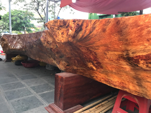 Choang voi chiec sap lam tu go quy nang 5 tan, gia hang ty dong o Ha Noi-Hinh-5