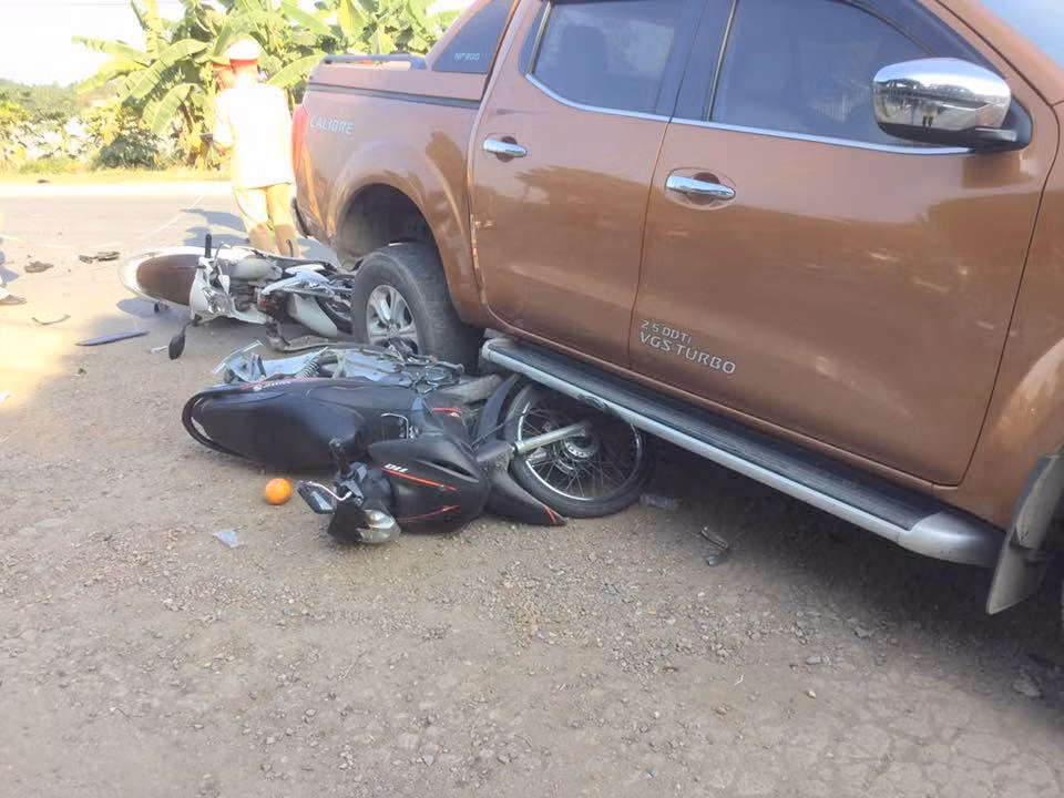 Sau khi xảy ra va chạm trên, hai xe máy BKS 29U1-023.40 và BKS 29U1-230.27 đi hướng Sơn Tây - Xuân Mai đâm rồi vào đuôi xe ô tô bán tải BKS 29C-822.16.