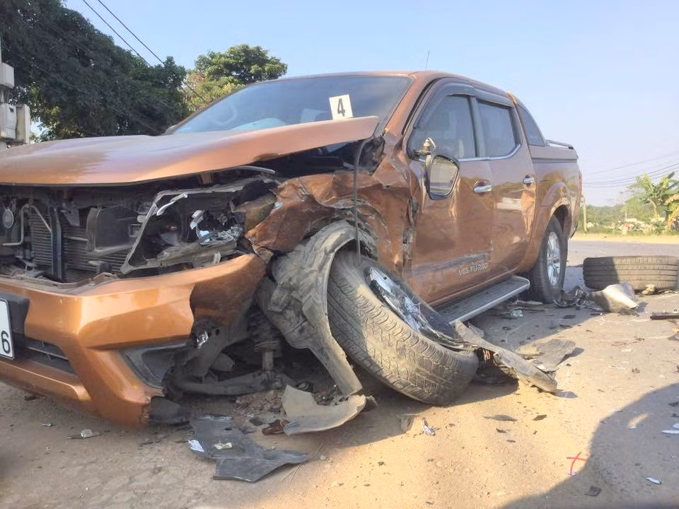 Hậu quả, vụ tai nạn khiến 3 chiếc xe xe ô tô và 2 xe máy bị hư hỏng, 2 người bị thương.