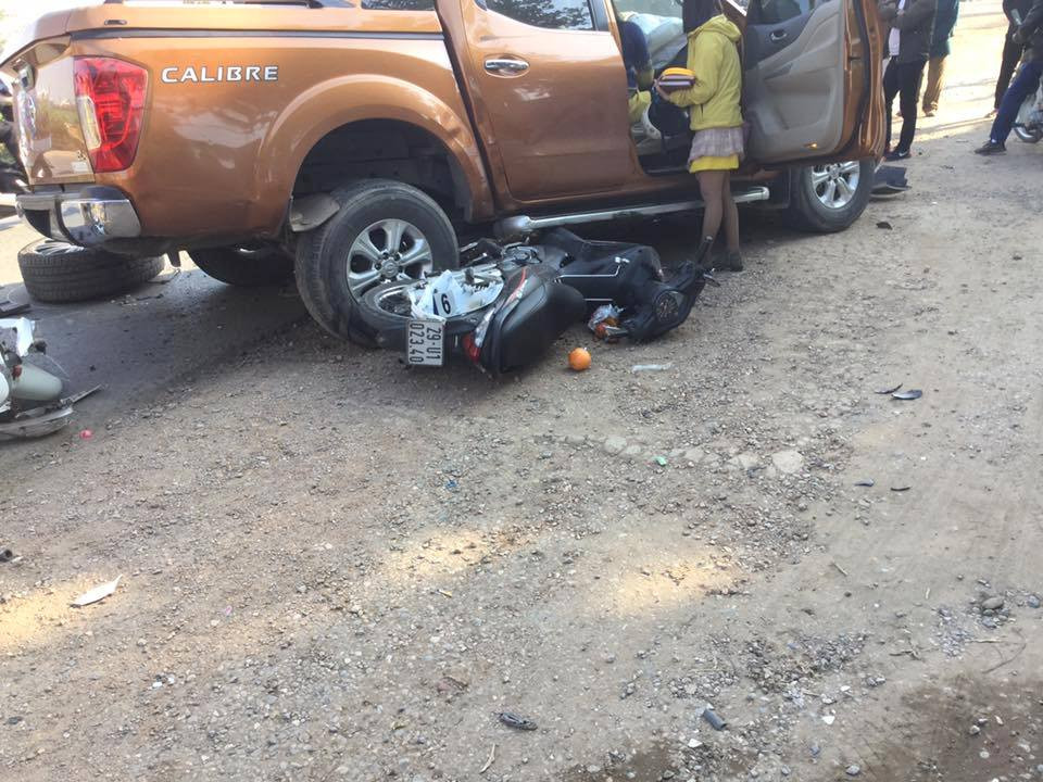 Sau khi xảy ra va chạm với xe taxi, chiếc xe ô tô Range rover 51G-761.62 tiếp tục đâm va vào xe ô tô bán tải BKS 29C-822.16 đang đi hướng Sơn Tây - Xuân Mai. 