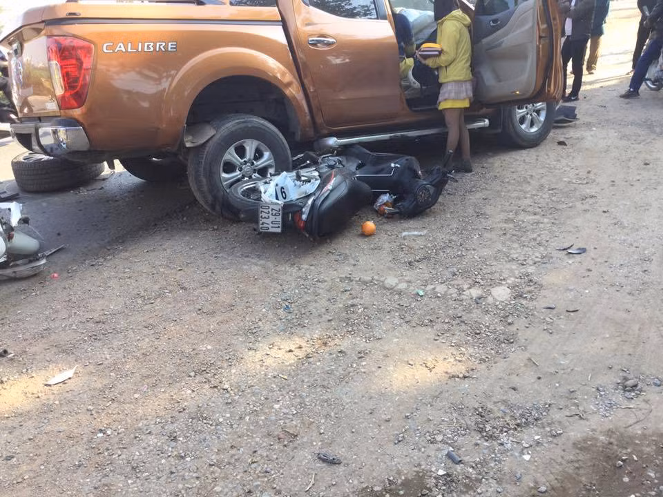 Sau khi xảy ra va chạm với xe taxi, chiếc xe ô tô Range rover 51G-761.62 tiếp tục đâm va vào xe ô tô bán tải BKS 29C-822.16 đang đi hướng Sơn Tây - Xuân Mai. 