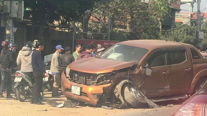 O to Range Rover rung banh khi dam nhau voi xe ban tai