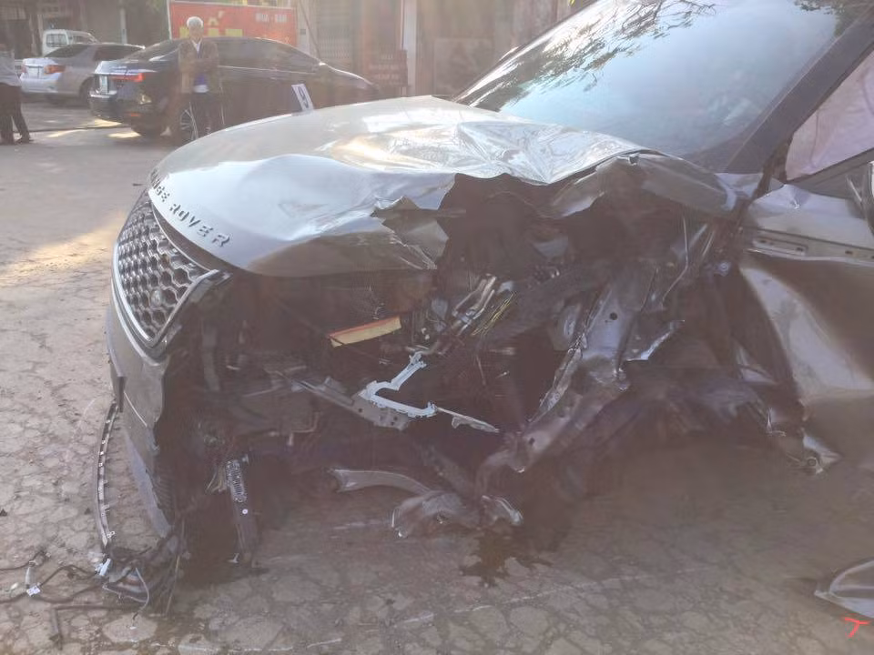 Đầu chiếc xe ô tô Range Rover bị hư hỏng nặng.