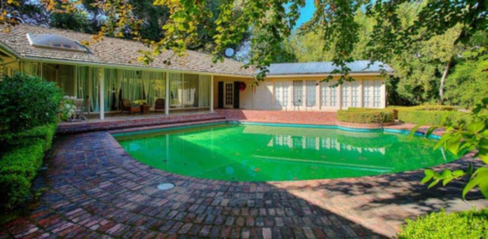 Năm 2012, Zuckerberg chi đến 43 triệu USD để mua 4 ngôi nhà xung quanh căn biệt thự ở Palo Alto của mình nhằm đảm bảo tính riêng tư. Ảnh: ABC.