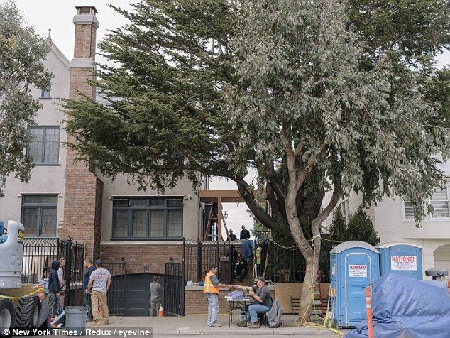 Năm 2013, Mark Zuckerberg mua một ngôi nhà mặt phố rộng gần 510 m2 ở thành phố San Francisco, bang California. Căn nhà được xây vào năm 1928, ông chủ Facebook mua nó với giá 10 triệu USD và chi hơn 1,6 triệu USD cho việc sửa chữa. Ảnh: New York Times.