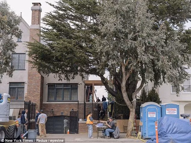 Năm 2013, Mark Zuckerberg mua một ngôi nhà mặt phố rộng gần 510 m2 ở thành phố San Francisco, bang California. Căn nhà được xây vào năm 1928, ông chủ Facebook mua nó với giá 10 triệu USD và chi hơn 1,6 triệu USD cho việc sửa chữa. Ảnh: New York Times.