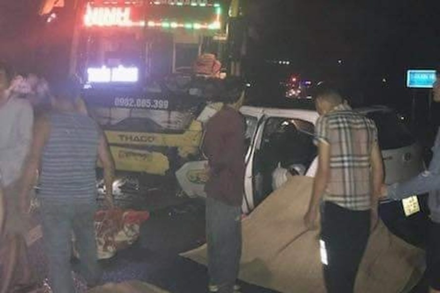  12. Taxi tông trực diện xe khách, 3 người tử vong tại chỗ: Vào khoảng gần 22h, ngày 9/5, xe taxi BKS 14A-190.50, do Bùi Minh Tiến (30 tuổi, trú tại phố Lỷ A Coỏg, thị trấn Đầm Hà, tỉnh Quảng Ninh) điều khiển, đang lưu thông trên QL18 theo hướng Hạ Long - Móng Cái, khi thôn 1, xã Đường Hoa, huyện Hải Hà, Quảng Ninh thì bất ngờ đấu đầu xe khách BKS 17B - 017.37 do Trần Ngọc Dương (34 tuổi, trú tại xã Tân Lễ, huyện Hưng Hà, tỉnh Thái Bình) điều khiển đi theo chiều ngược lại. Vụ tai nạn đã khiến 3 người tử vong, 2 người bị thương. (Ảnh: Laodong)