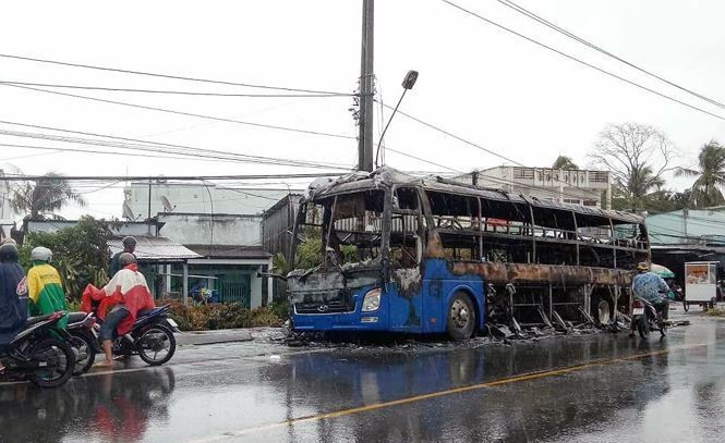  16. Xe khách đang lưu thông trên đường bốc cháy dữ dội, hành khách hoảng hốt kêu cứu: Vào khoảng 2 giờ ngày 17/6, xe khách giường nằm BKS 69B-004.42 do Nguyễn Duy Hiếu (38 tuổi, ngụ tỉnh Cà Mau) điều khiển đi từ Vũng Tàu về Cà Mau đang lưu thông trên tuyến Quốc lộ 1A, đoạn qua địa phận thị trấn Phú Lộc, huyện Thạnh Trị (Sóc Trăng) bất ngờ bốc cháy dữ dội, khiến nhiều hành khách hốt hoảng kêu cứu. (Ảnh: Tienphong)