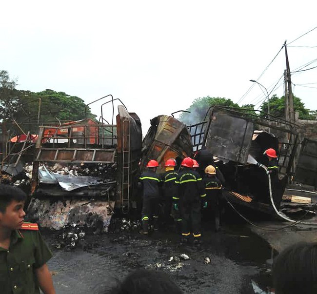 Cú va chạm mạnh dẫn đến phần đầu xe tải mang BKS: 37C- 089.78 bị bốc cháy. Vụ tai nạn đã khiến 2 người tử vong. (Ảnh: Nguoiduatin)