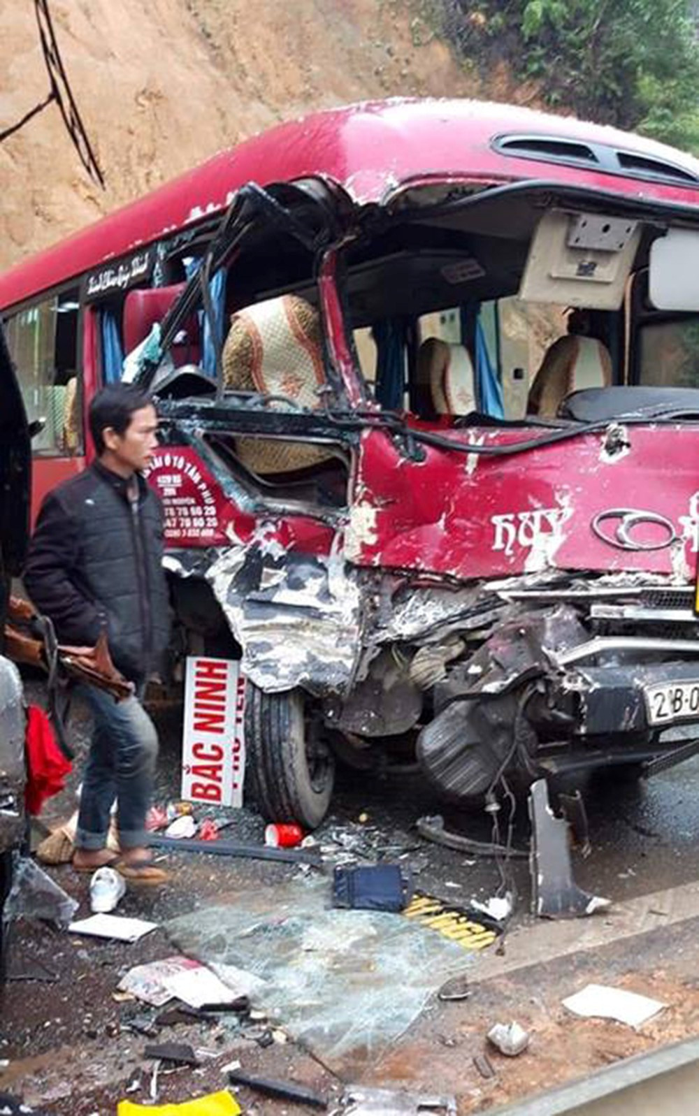  5. Xe khách đấu đầu xe tải trên QL2, gây ùn tắc giao thông cục bộ: Vụ tai nạn xảy ra vào khoảng 7h30 sáng ngày 12/2, chiếc xe ô tô khách 24 chỗ mang BKS 20B - 006.xx đang chở khoảng 20 hành khách, di chuyển trên tuyến Quốc lộ 2 theo hướng Hà Giang - Thái Nguyên, khi đến Km 63 (địa phận xã Yên Lâm, huyện Hàm Yên, tỉnh Tuyên Quang) đã va chạm với xe tải mang biển số 88C-069.xx.