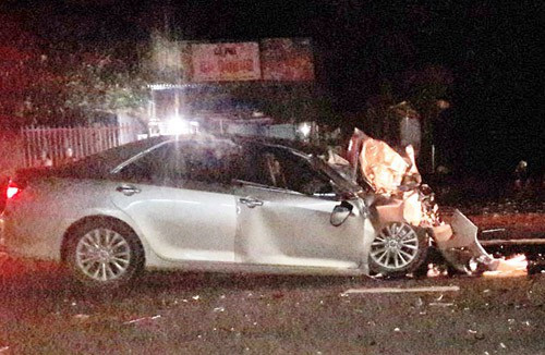  13. Xe ô tô 4 chỗ đấu đầu với xe khách, 2 người đàn ông tử vong: Đêm 9/5, ông Nguyễn Trần Quốc Tuấn (51 tuổi) điều khiển ô tô 4 chỗ trên quốc lộ 20, hướng từ TP HCM đi Đà Lạt đã đâm trực diện xe khách giường nằm do tài xế Nguyễn Đình Duy (33 tuổi) chạy hướng ngược lại. Vụ tai nạn đã khiến 2 người tử vong, nhiều người bị thương. (Ảnh: Giadinh)