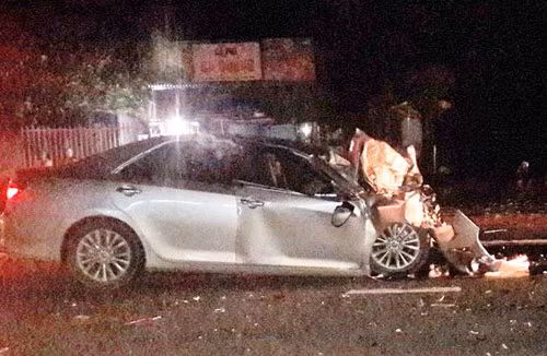  13. Xe ô tô 4 chỗ đấu đầu với xe khách, 2 người đàn ông tử vong: Đêm 9/5, ông Nguyễn Trần Quốc Tuấn (51 tuổi) điều khiển ô tô 4 chỗ trên quốc lộ 20, hướng từ TP HCM đi Đà Lạt đã đâm trực diện xe khách giường nằm do tài xế Nguyễn Đình Duy (33 tuổi) chạy hướng ngược lại. Vụ tai nạn đã khiến 2 người tử vong, nhiều người bị thương. (Ảnh: Giadinh)