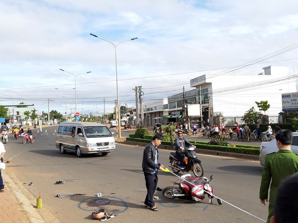 Hậu quả vụ tại nạn, một người tử vong tại chỗ, 3 người bị thương. (Ảnh: Tuệ Lâm, Nguyễn Cường)