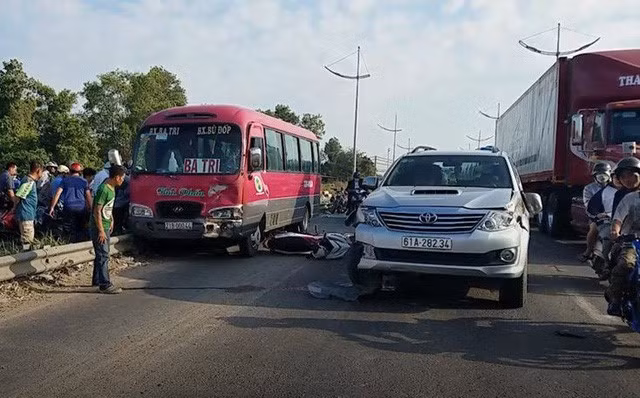  8. Va chạm trên đường cao tốc hai cha con tử vong thương tâm: Vụ tai nạn xảy ra vào khoảng 7h ngày 27/3, tại đường Võ Trần Chí hướng từ Quốc lộ 1 về cầu Chợ Đệm ông Lâm Văn Quang (49 tuổi, quê Kiên Giang) điều khiển xe máy biển số 68D1-544.47 chở con gái khi di chuyển qua giao lộ đường Trần Đại Nghĩa, huyện Bình Chánh đã va chạm với 2 phương tiện là ô tô 7 chỗ và xe khách 29 chỗ đang chạy cùng chiều. Hậu quả vụ tại nạn đã khiến hai cha con ông Lâm Văn Quang tử vong.