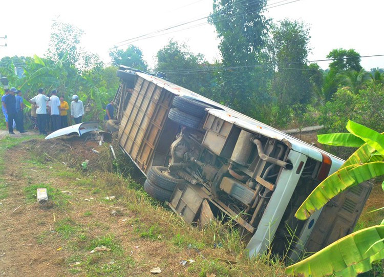  14. Xe tô chở 40 công nhân lật ngang, 10 bị thương: Sáng 11/5, anh Ngô Công Bình lái ôtô chở 40 công nhân từ huyện Tân Thạnh đi TP Tân An (Long An) làm việc. Khi chạy trên quốc lộ 62, đến khu vực huyện Thạnh Hóa, ôtô bất ngờ đâm vào lề đường rồi lật ngang. Vụ tai nạn đã khiến 10 người bị thương. (Ảnh: Conglyxahoi)
