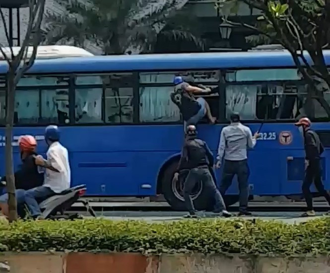 Nhom con do cam ma tau chan xe buyt, chem dien cuong