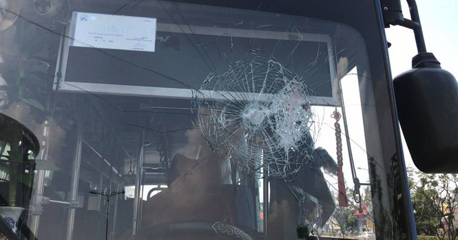 Nhom con do cam ma tau chan xe buyt, chem dien cuong-Hinh-2